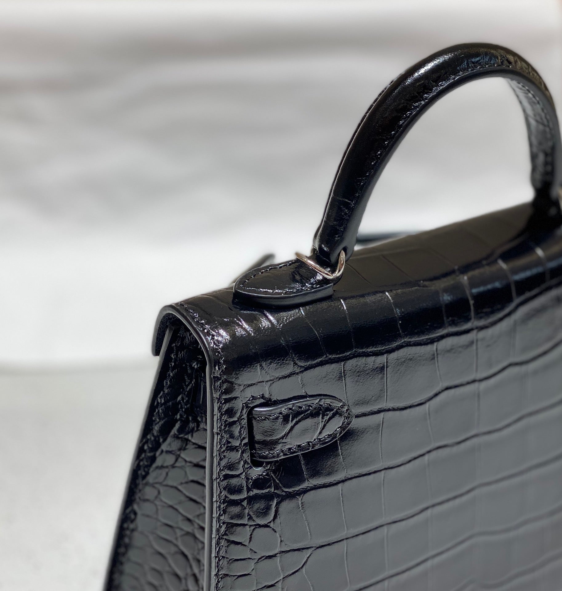 Mini 19 Black Croco Lookalike in Cowhide Leather