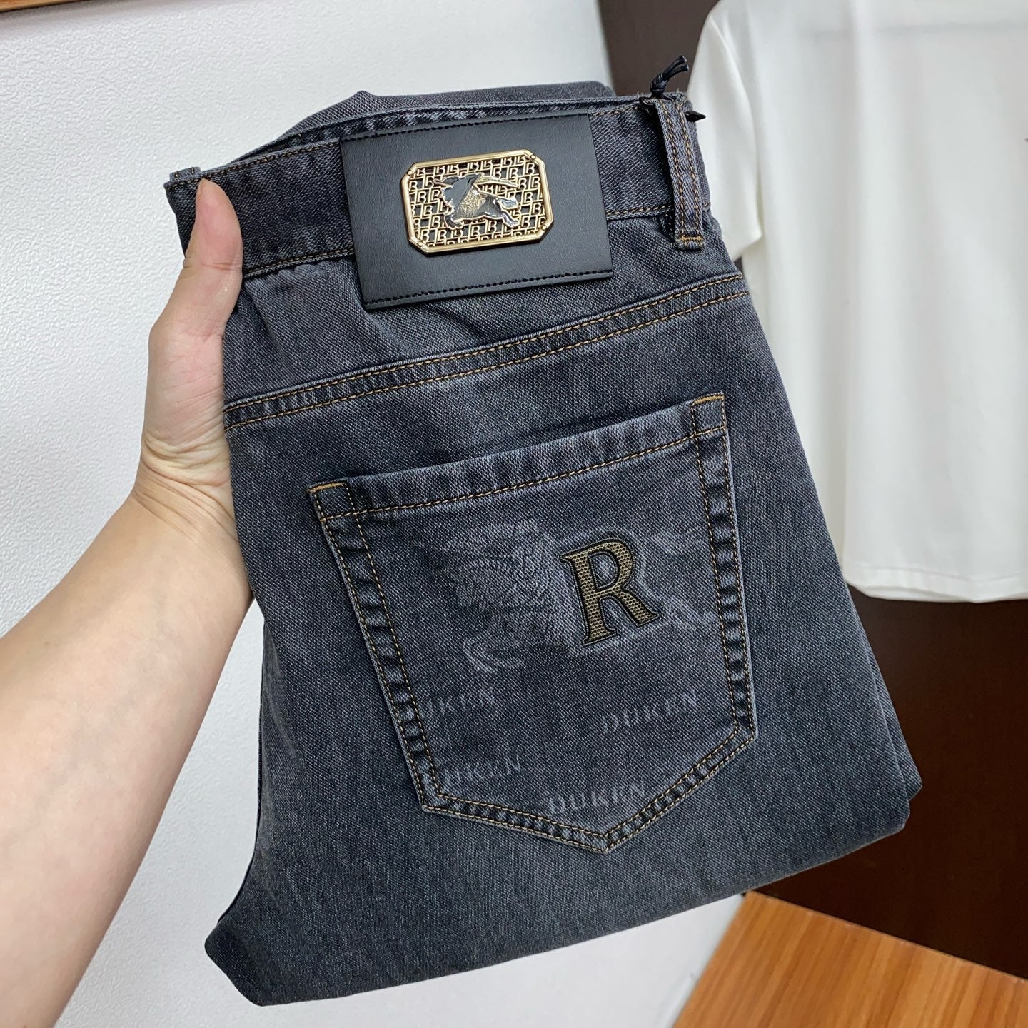 Men’s Slim Straight-Leg Stretch Denim Jeans