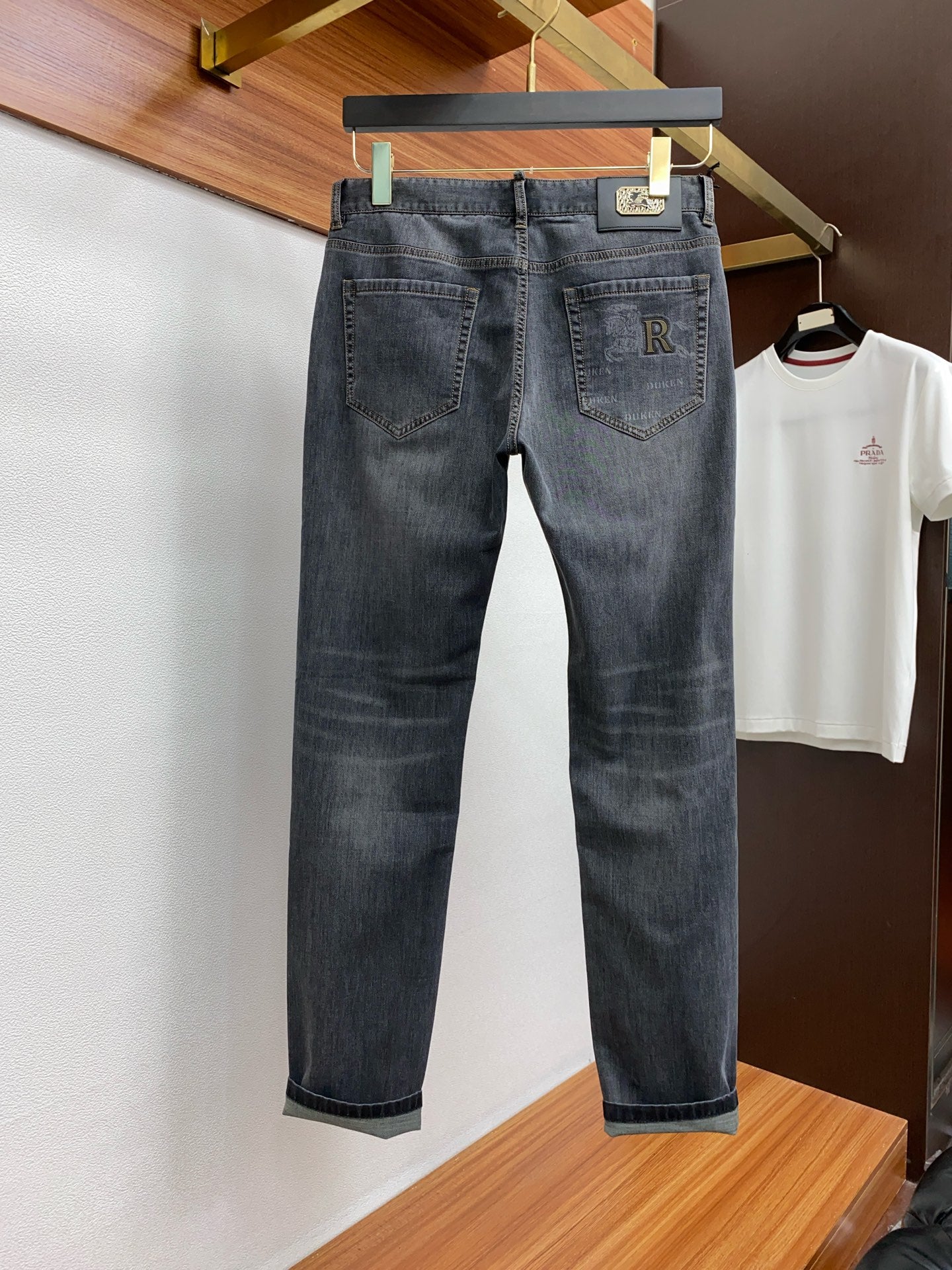 Men’s Slim Straight-Leg Stretch Denim Jeans