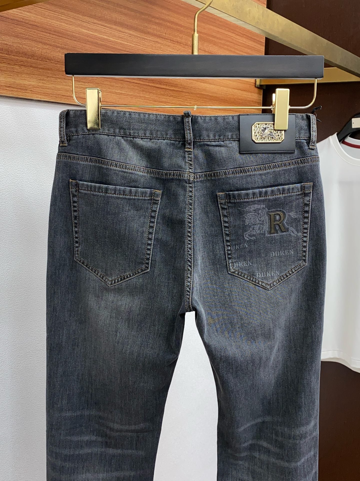 Men’s Slim Straight-Leg Stretch Denim Jeans